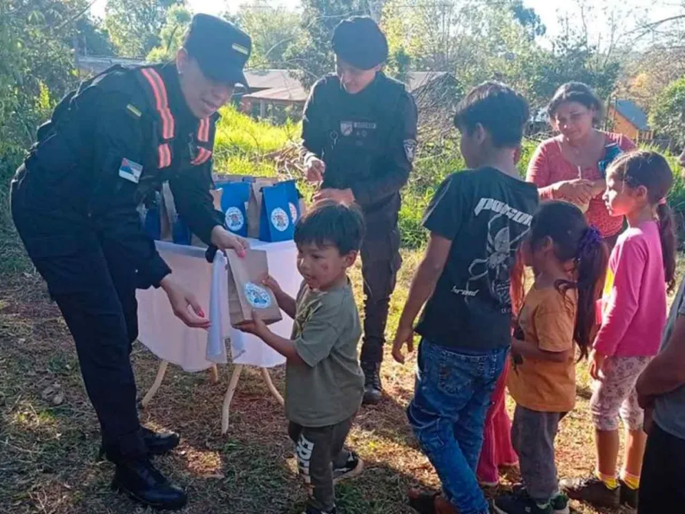 Los niños recibieron regalos en su día