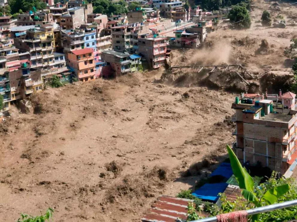Avalancha de lodo arrasó comunidades fronterizas  