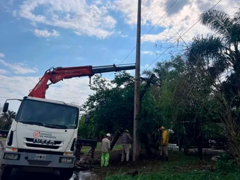 Cuadrillas repararon daños en tendidos y postes
