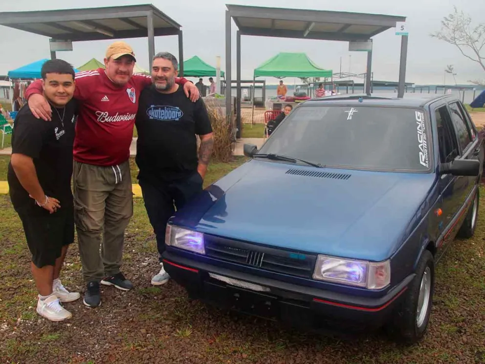Aficionados en la exposición de vehículos