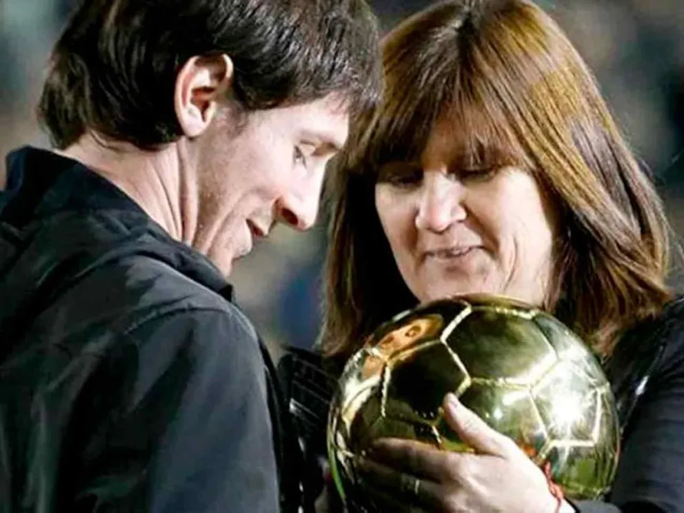 Leo y su madre con el Balón de Oro (2009)