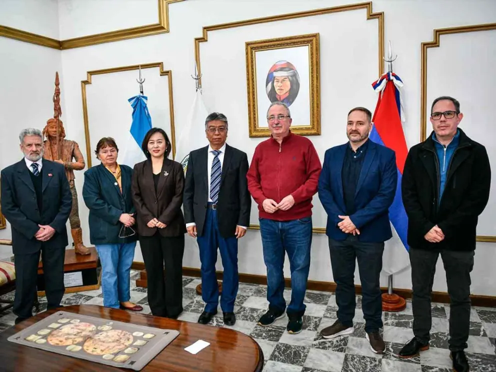 Hugo Passalacqua junto a la delegación china