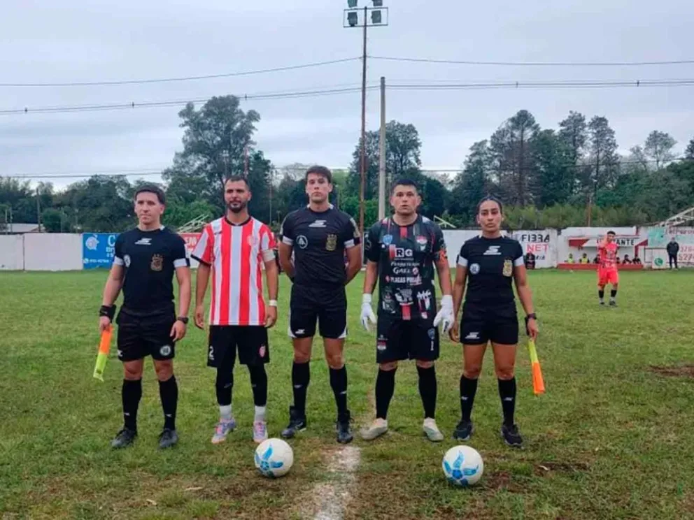 Árbitros del partido junto a los capitanes 