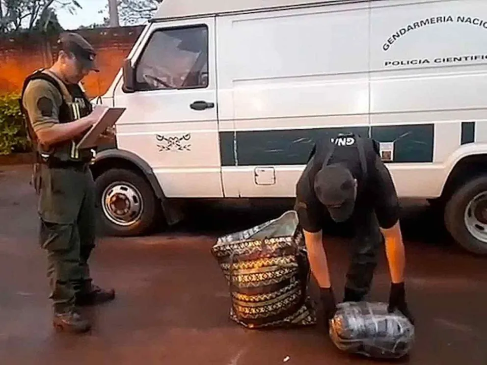 Incautaron 2 paquetes con cogollos vegetales 