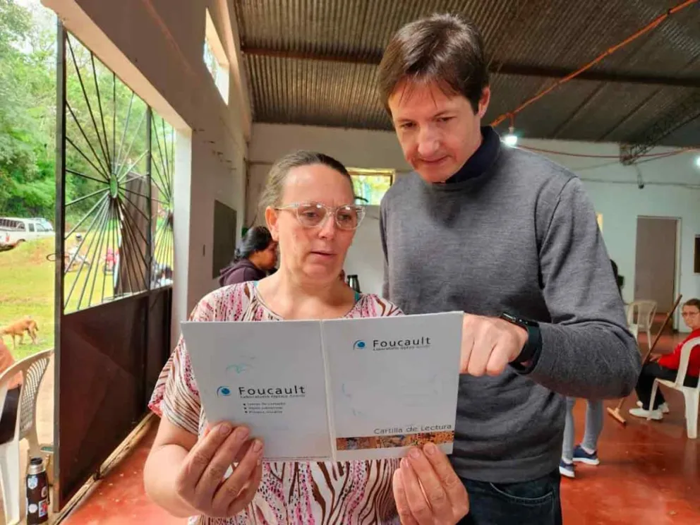 Héctor Rojas Decut junto a una vecina