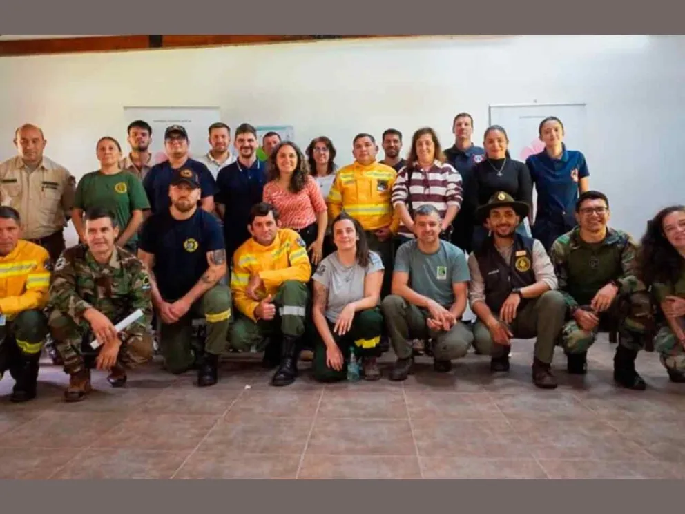 Lucas Russo junto a bomberos