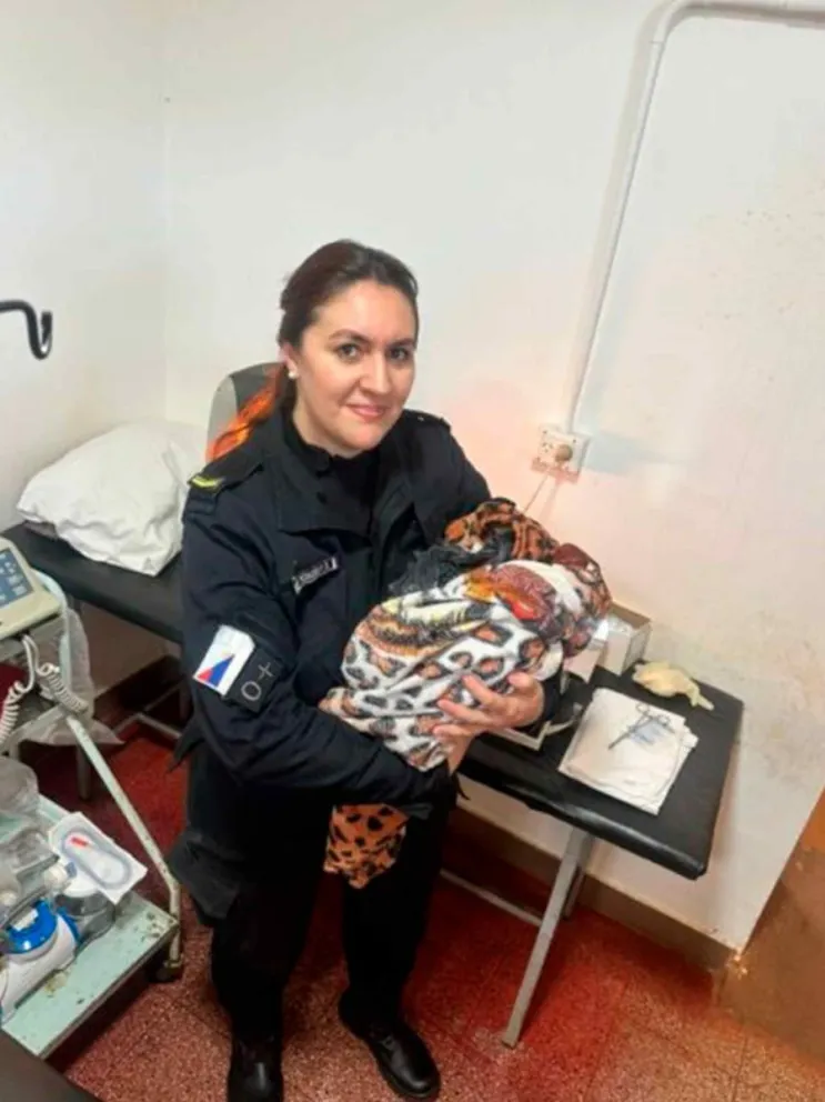 La agente con la recién nacida
