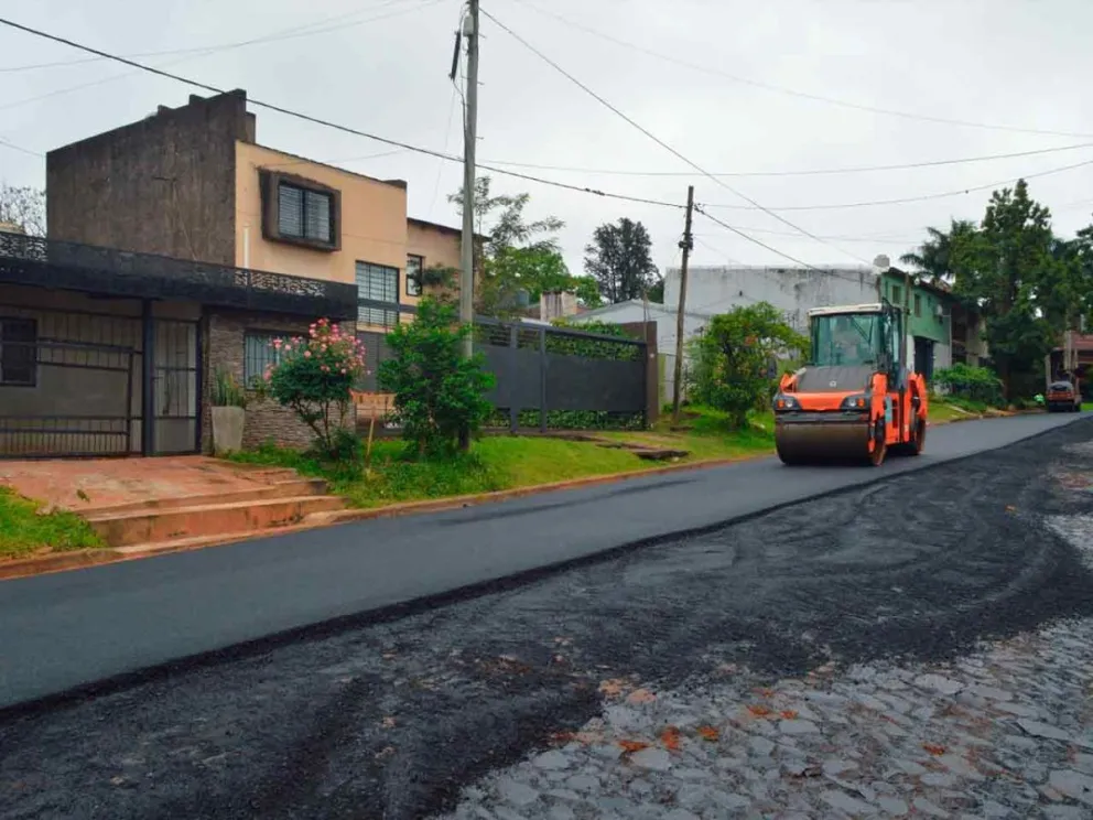 Obras de mejoramiento vial en barrios posadeños

