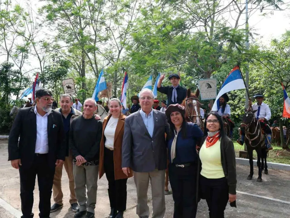Passalacqua junto a la alcaldesa Melina Figueroa y funcionarios