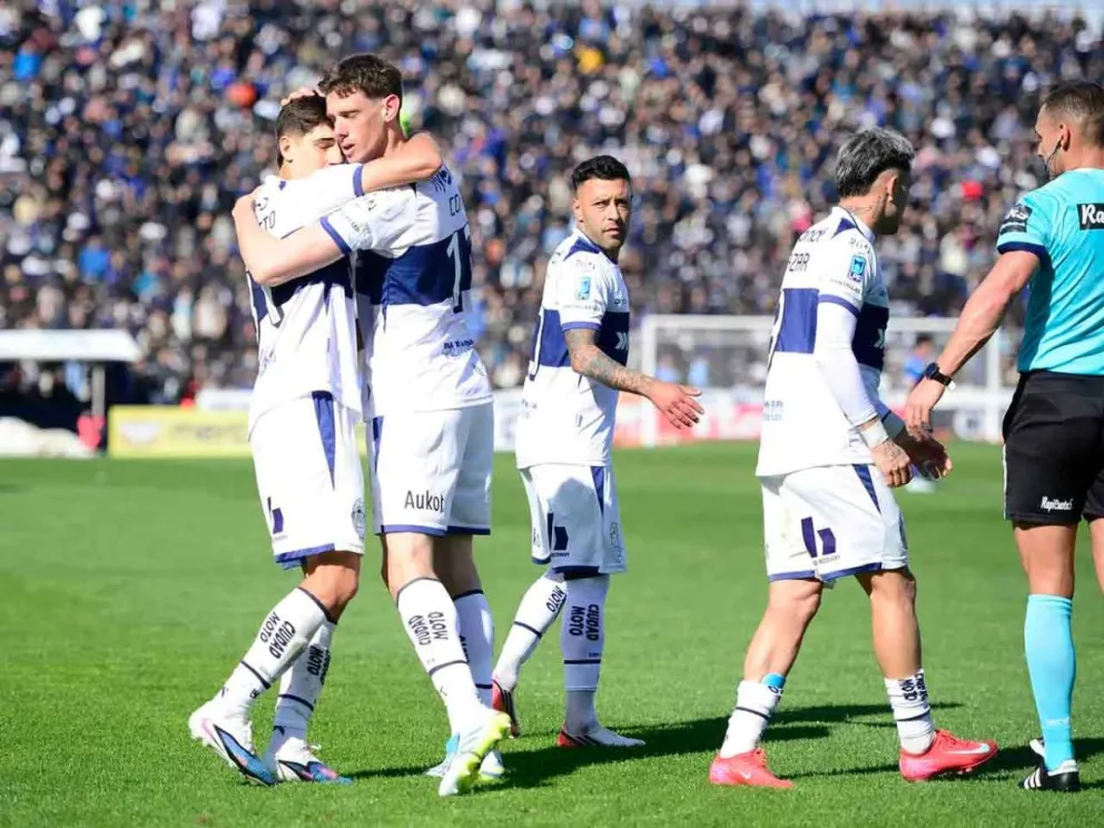 Ganó con goles de Conti y Auzmendi