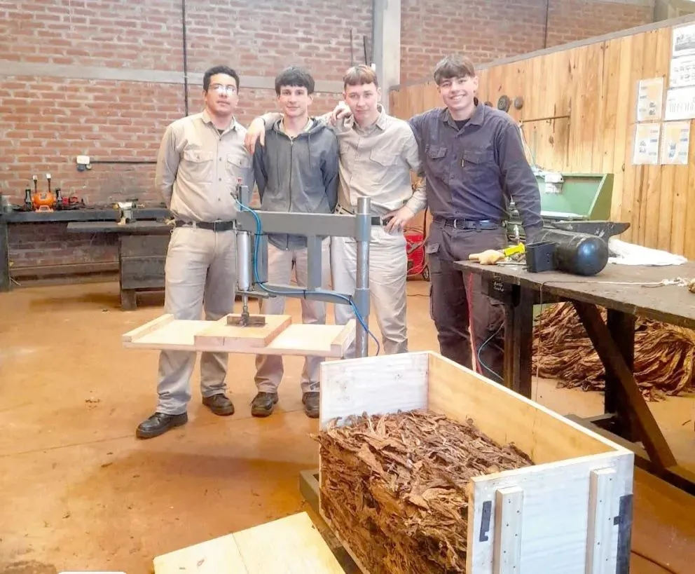 Leonardo Gómez y los alumnos inventores