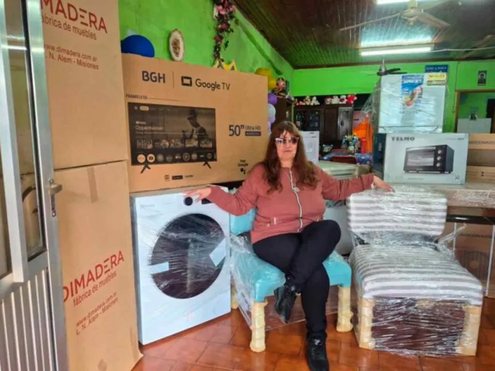 Nélida Tomasa González, rodeada de sus premios