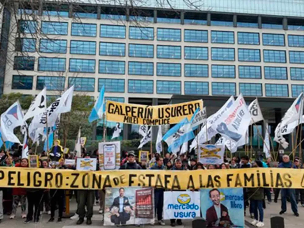Reclaman medidas de alivio para las familias endeudas