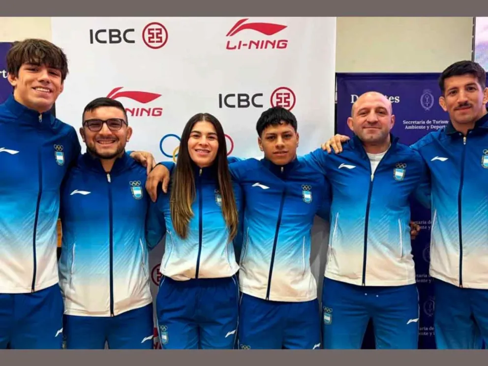 Ricardo y Camila junto a otros atletas