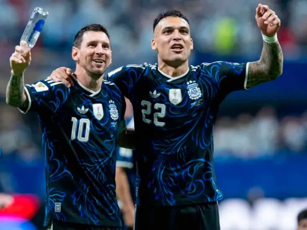 La pulga junto a Lautaro Martínez