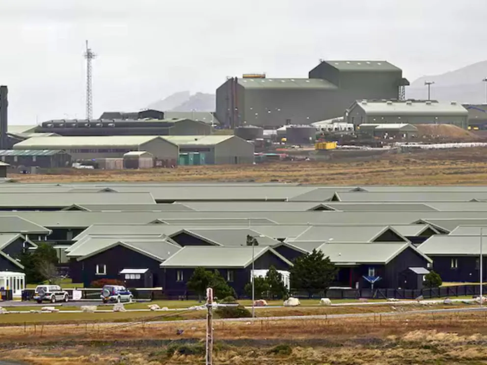 Vista aérea de la base militar británica de Mount Pleasant, en el sur de las islas Malvinas