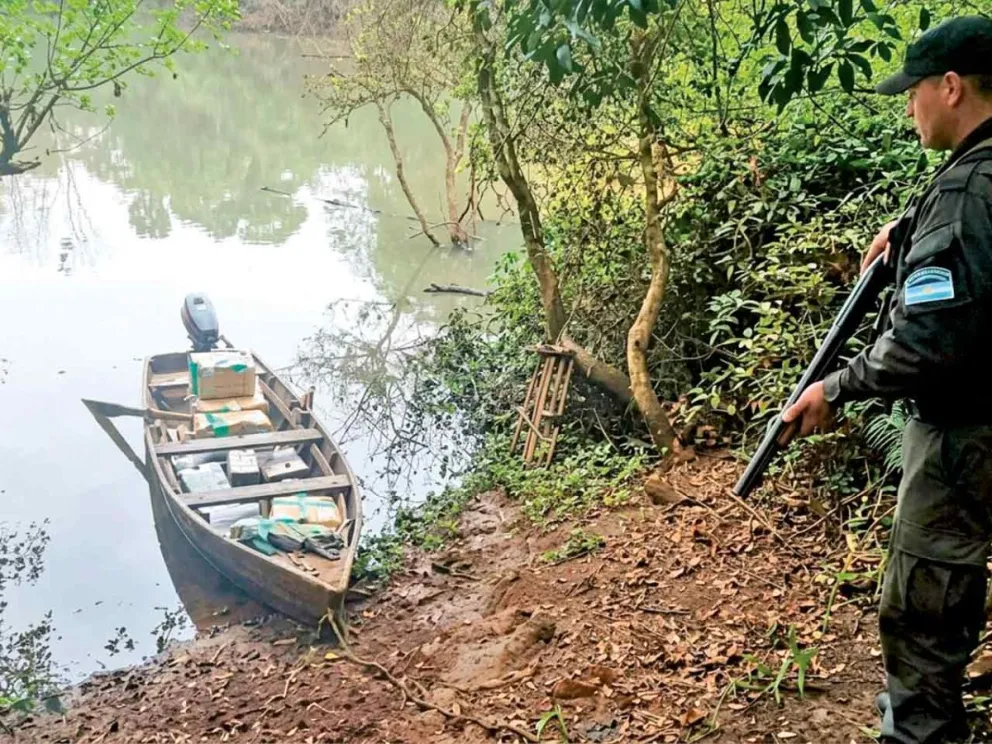 La droga fue encontrada dentro de una canoa