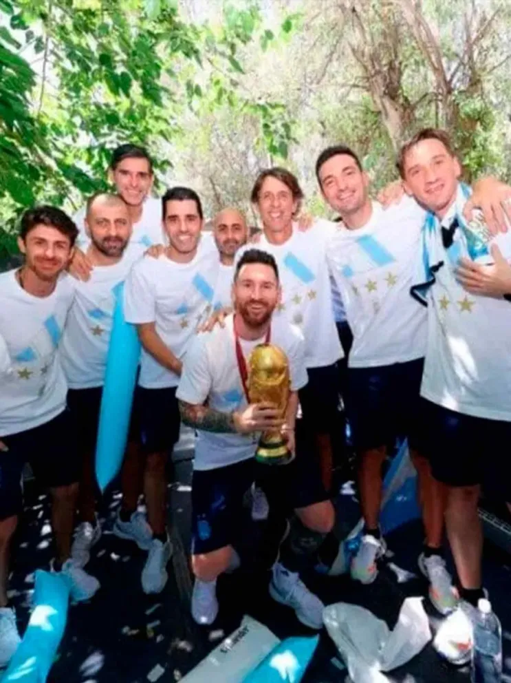 Leo y los técnicos de la Scaloneta, con la Copa del Mundo 