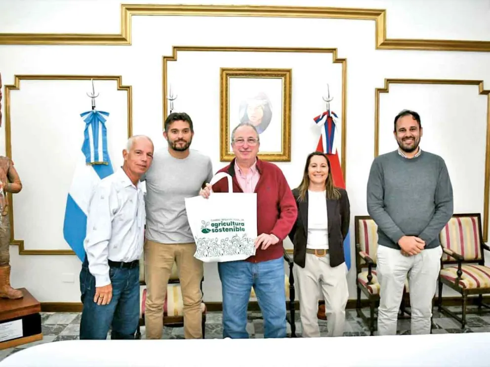 Passalacqua junto a referentes del agro y la producción