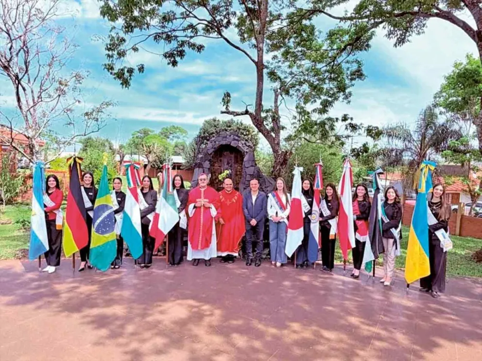 Mons. Juan Martínez dio la bendición a Banderas y Reinas