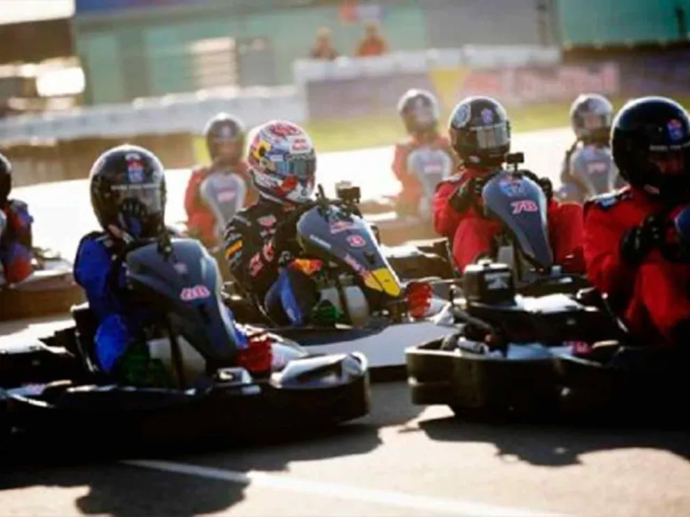 14 vueltas para vencer a 100 kartings