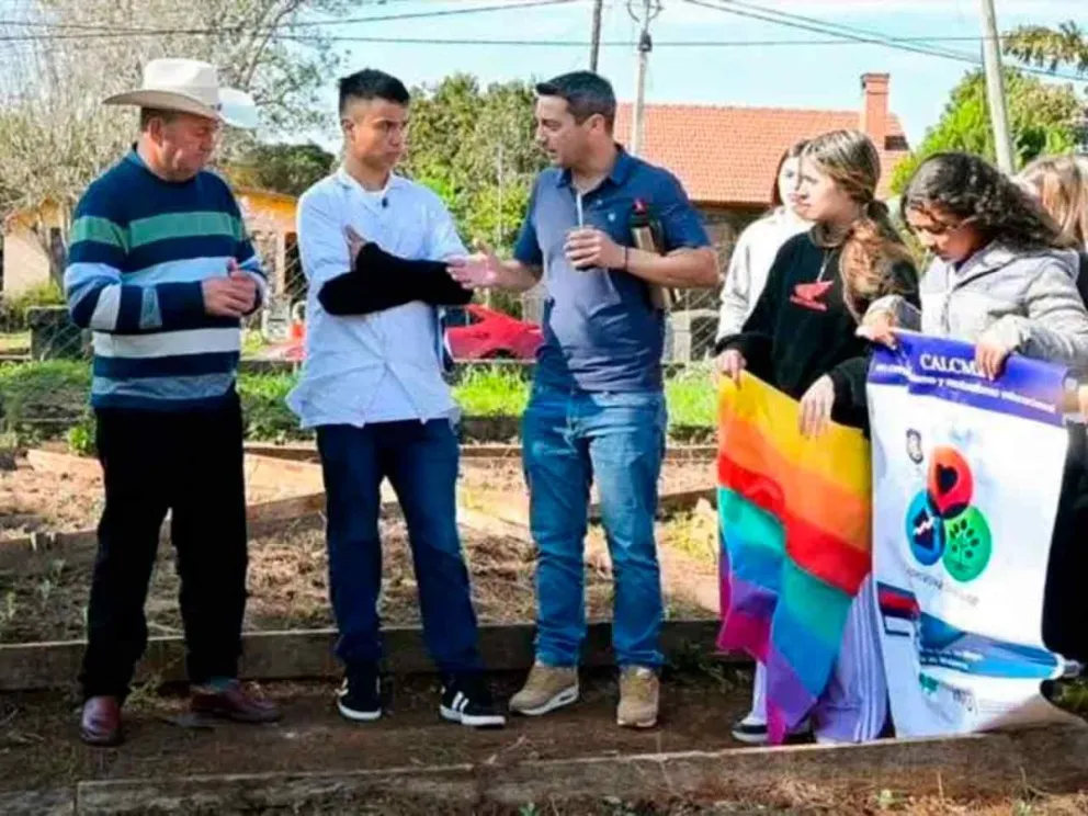 Matías Vilchez y alumnos líderes cooperativistas
