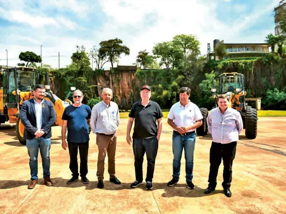 El Gobernador encabezó la entrega de maquinaria pesada 