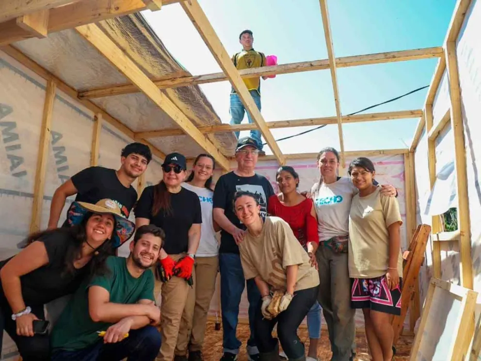 El Gobernador Hugo Passalacqua junto a voluntarios