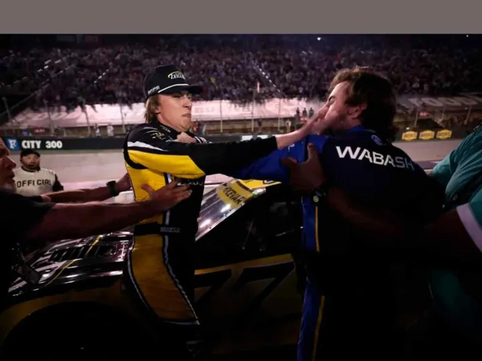 Ryan Blaney y Carson Hocevar, a los golpes