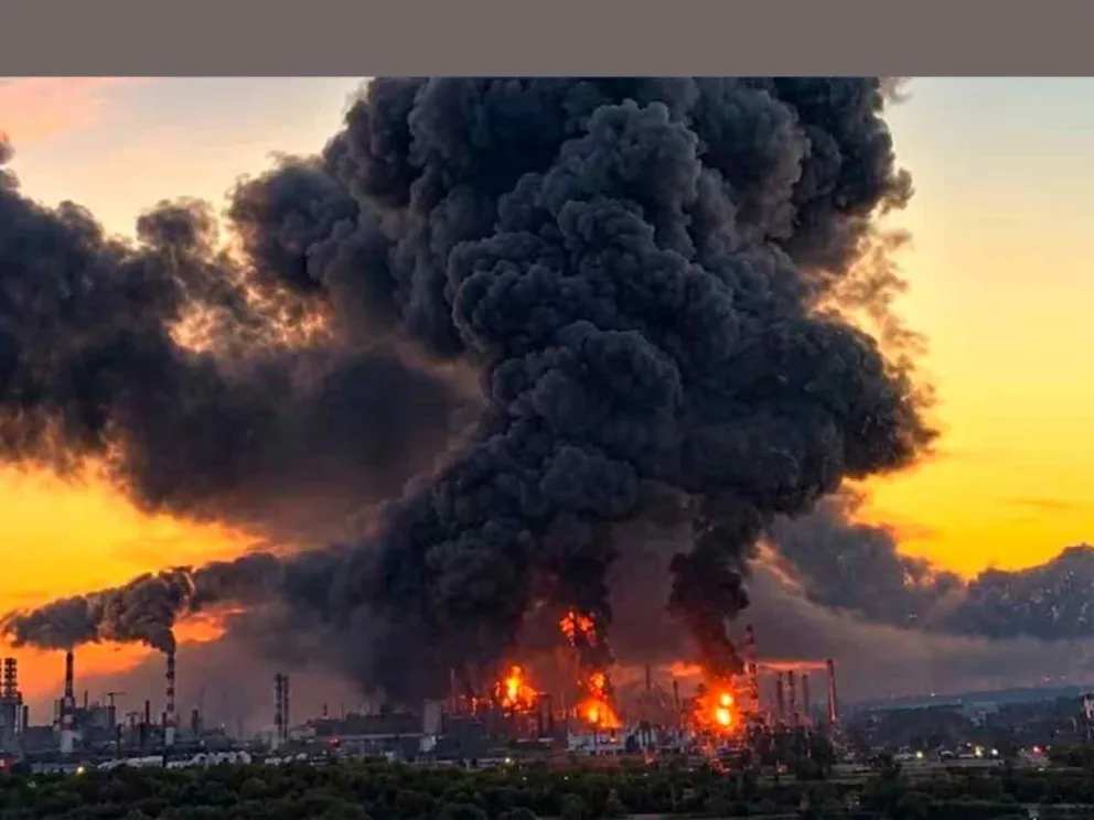 Llamas y humo de una refinería de petróleo moscovita