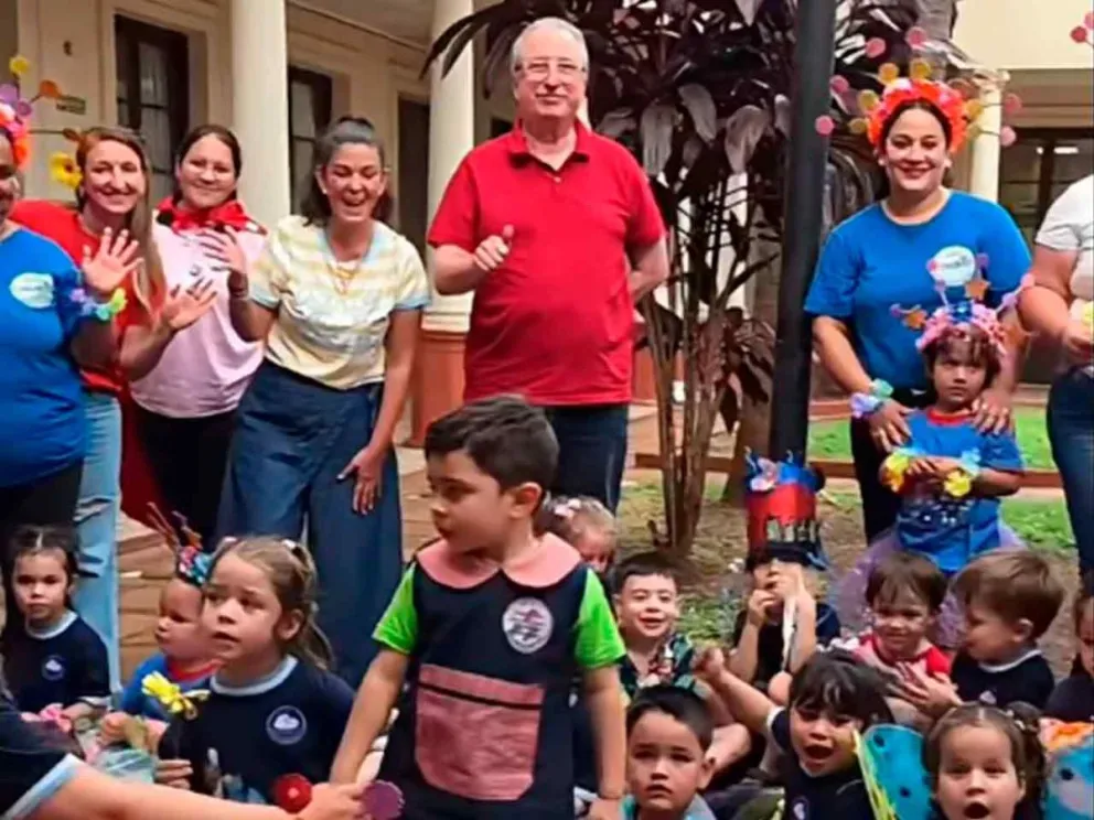 El Gobernador junto a los niños y docentes