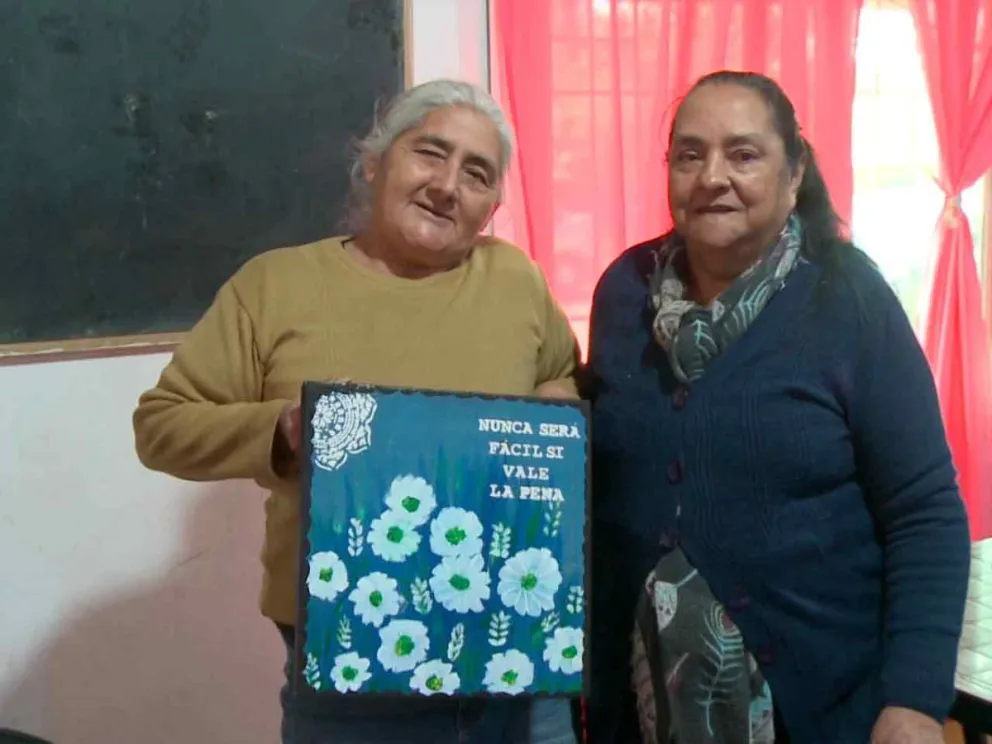Clara Duarte junto a otra afiliada al club