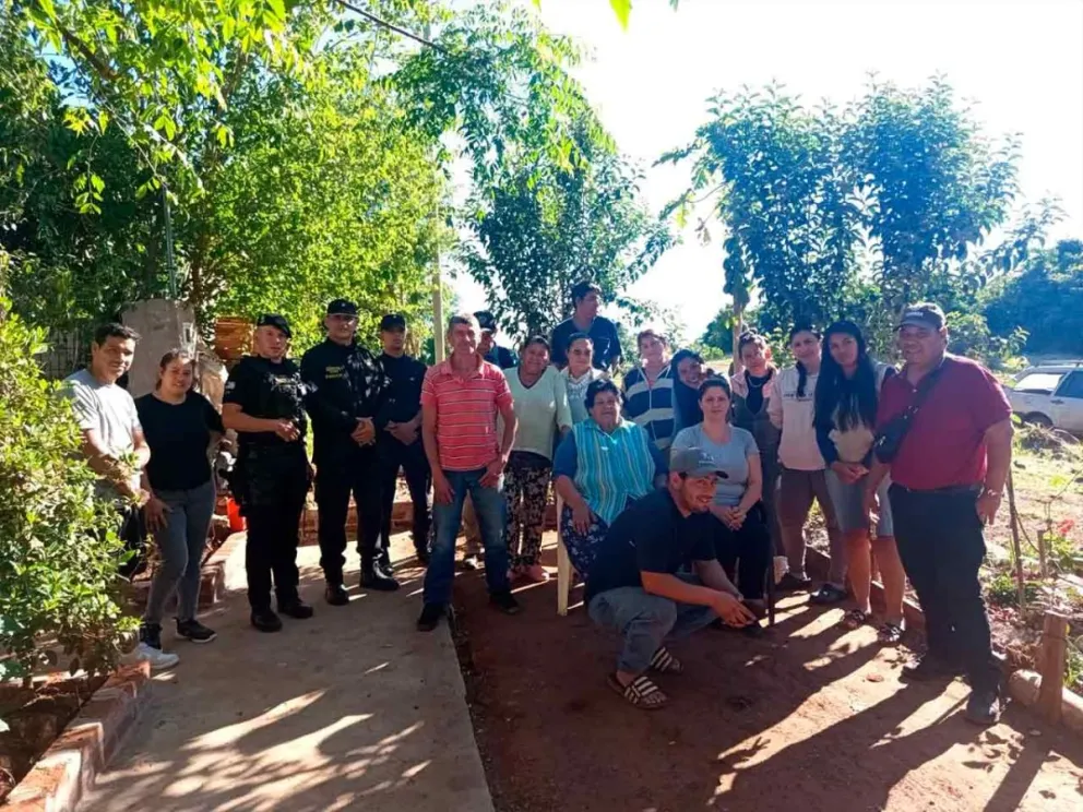  Reunión entre efectivos de UR XIII y vecinos