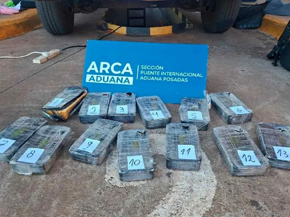 Se incautaron 13 paquetes con cocaína
