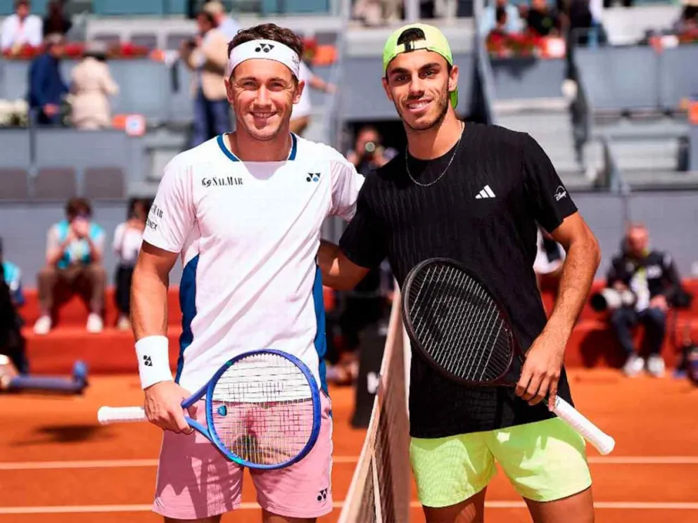 Casper Ruud junto a Francisco Cerúndulo