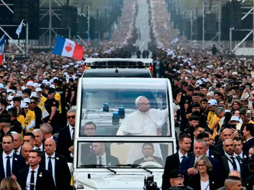 El Sumo Pontífice, por las calles de París en el Papamóvil