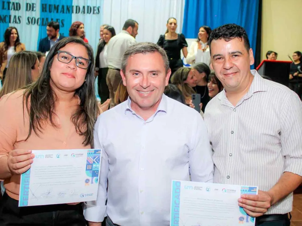 Carlos Sartori junto a egresados