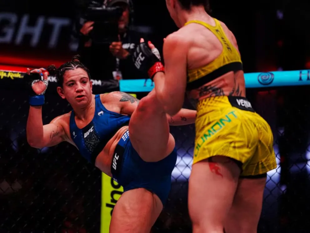 La deportista argentina Ailín Pérez lanza una patada durante su combate de artes marciales mixtas dentro del octágono de la UFC.  