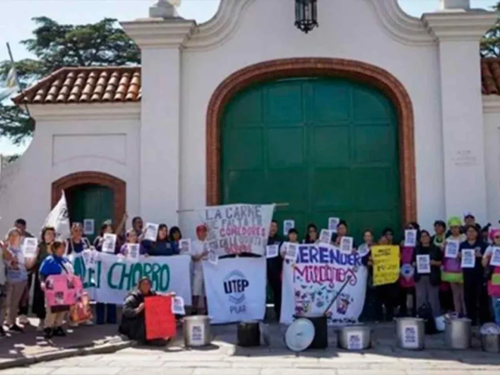 Con ollas, banderas y carteles