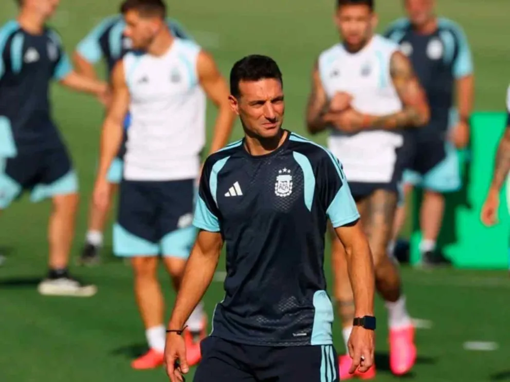 Lionel Scaloni junto a los jugadores, en el predio de Ezeiza