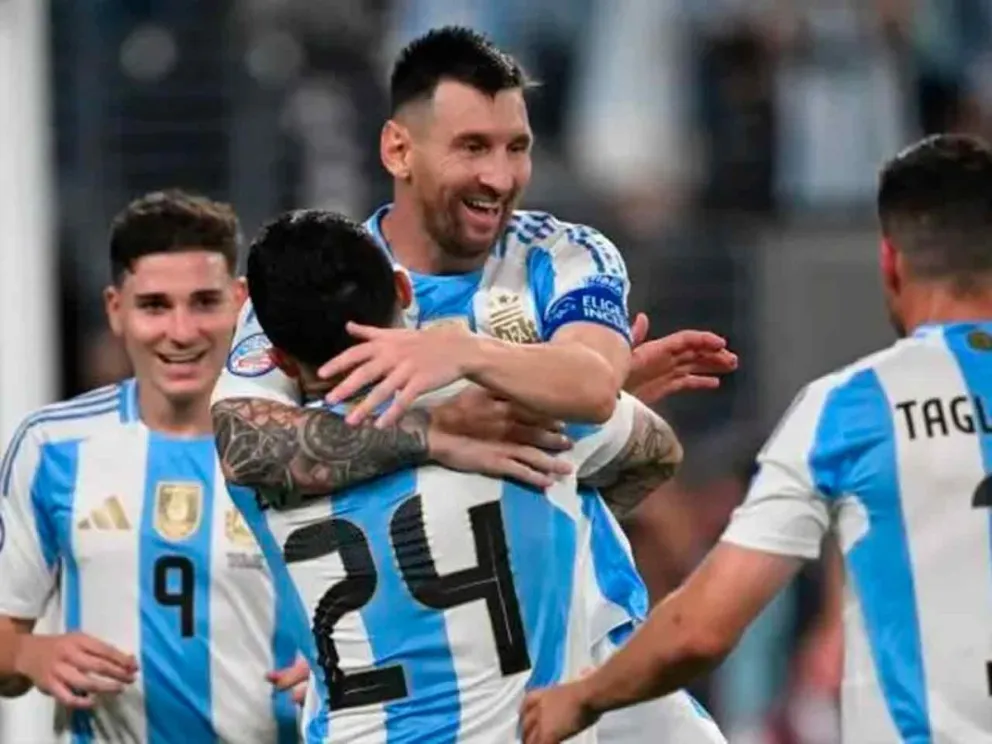 La “Pulga” junto a sus compañeros