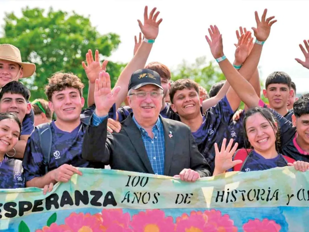 El Gobernador junto a estudiantes en el Inter-EFAs