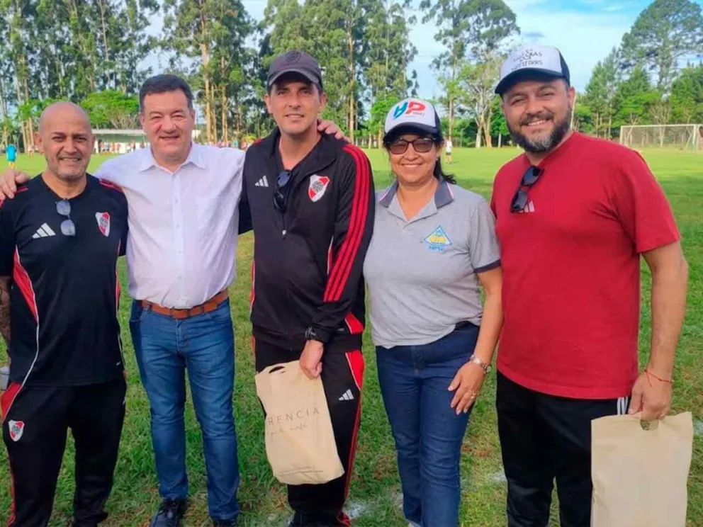 El intendente Miguel Dos Santos junto a José y Pablo de River Plate