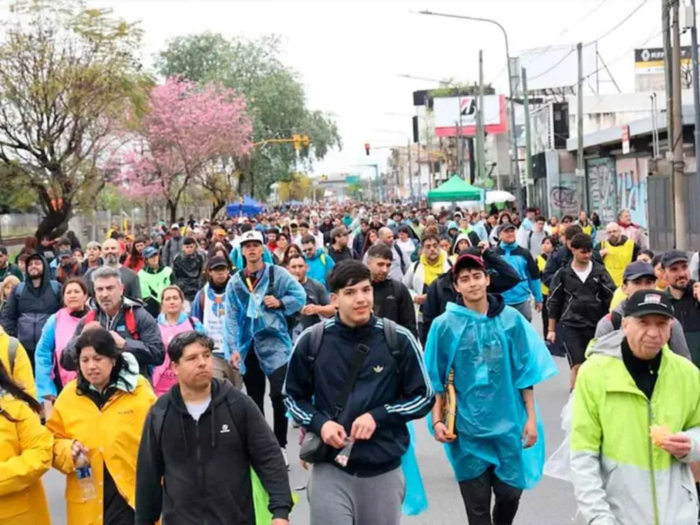 Fieles caminan con la Imagen Peregrina de la Virgen