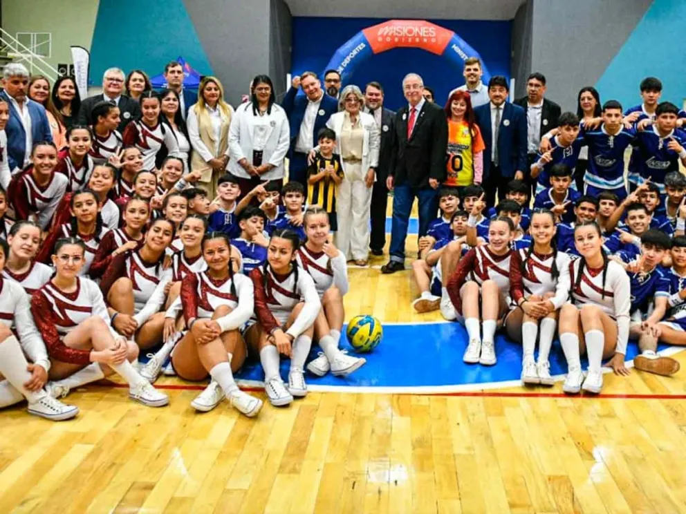El Gobernador Hugo Passalacqua durante la inauguración del polideportivo