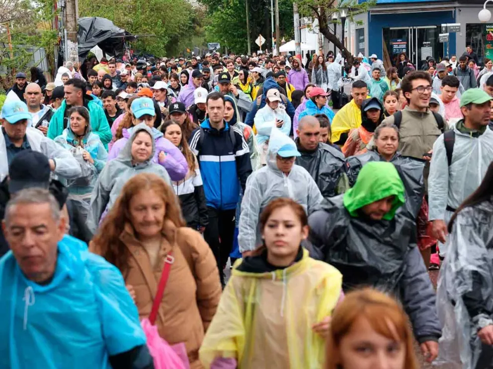 Miles de fieles iniciaron la procesión bajo lluvia