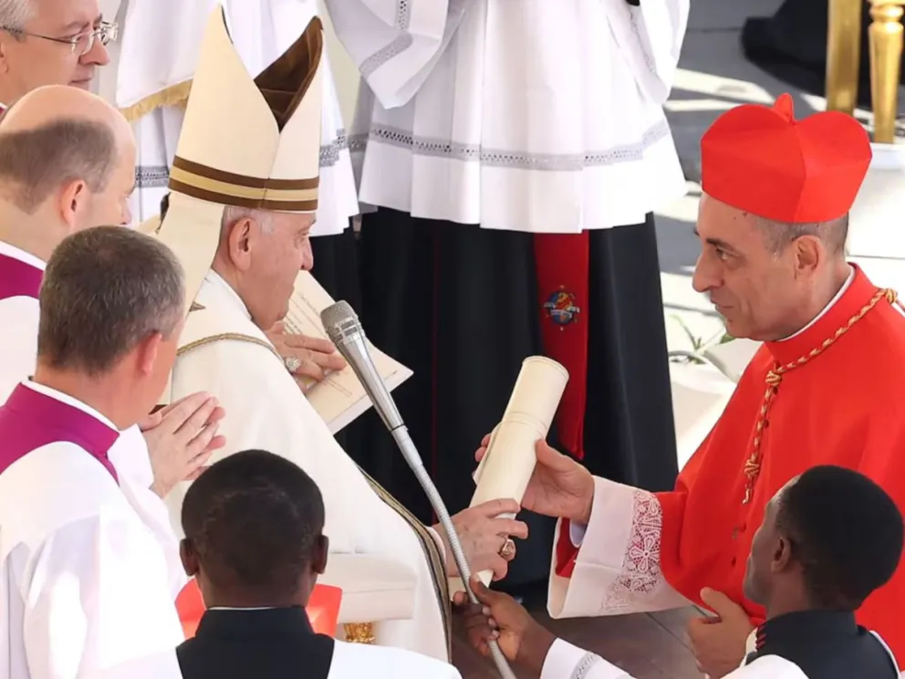 El papa Francisco nombra cardenal a Víctor Manuel Fernández, prefecto del Dicasterio para la Doctrina de la Fe, durante el Consistorio Público Ordinario para la creación de nuevos cardenales en la Plaza de San Pedro, el 30 de septiembre de 2023