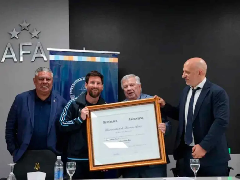 Messi fue galardonado por el rector de la UBA