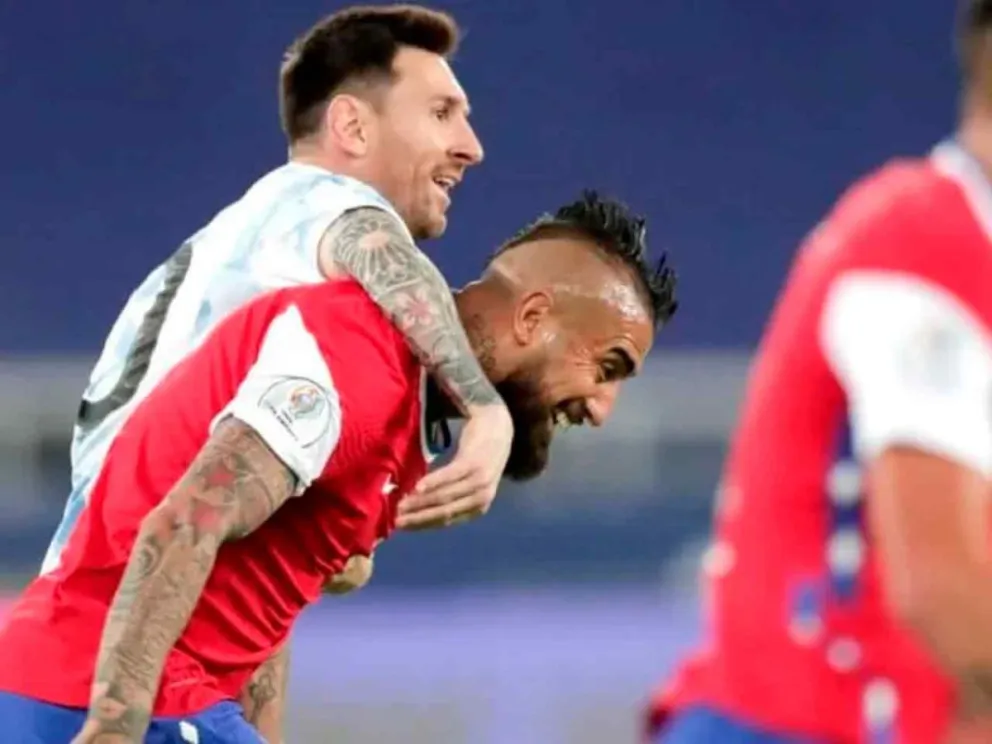 La “Pulga” junto a Arturo Vidal