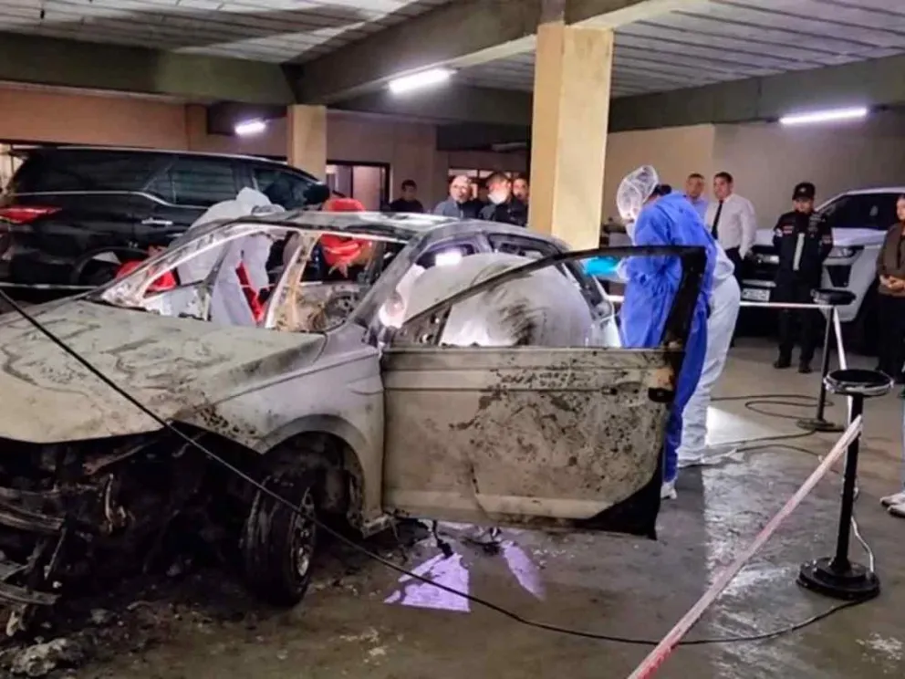 Peritaron el auto incendiado